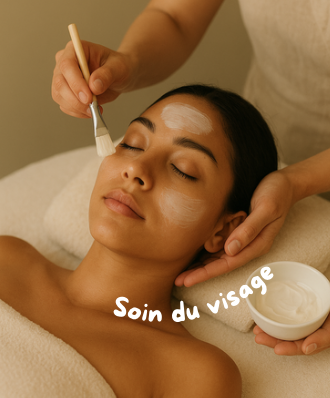 Une femme reçoit un soin du visage dans un spa, allongée avec les yeux fermés, une personne applique une crème sur son visage.