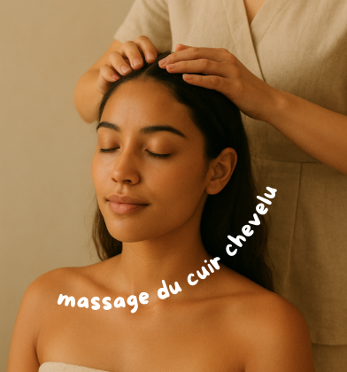 Femme recevant un massage du cuir chevelu, yeux fermés, dans un environnement de spa ou de bien-être.