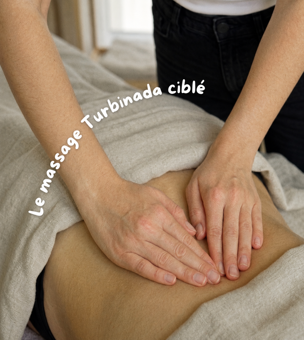 Une personne reçoit un massage ciblé du bas du dos. La légende indique : « Le massage turbine ciblé ».