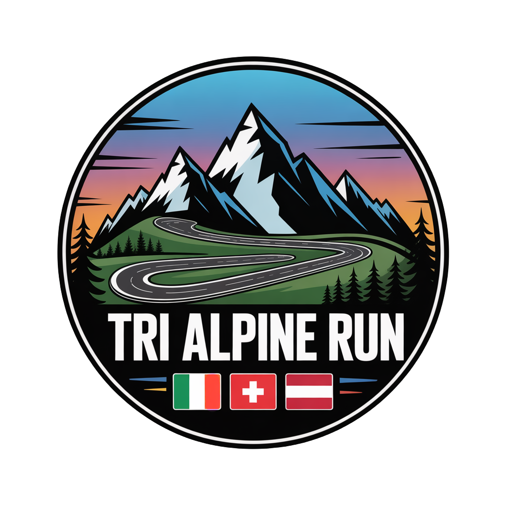 Ein runder Badge mit Berglandschaft, Straßen und Bäumen, mit den Texten "TRI ALPINE RUN" und den Flaggen von Italien, Schweiz und Österreich.