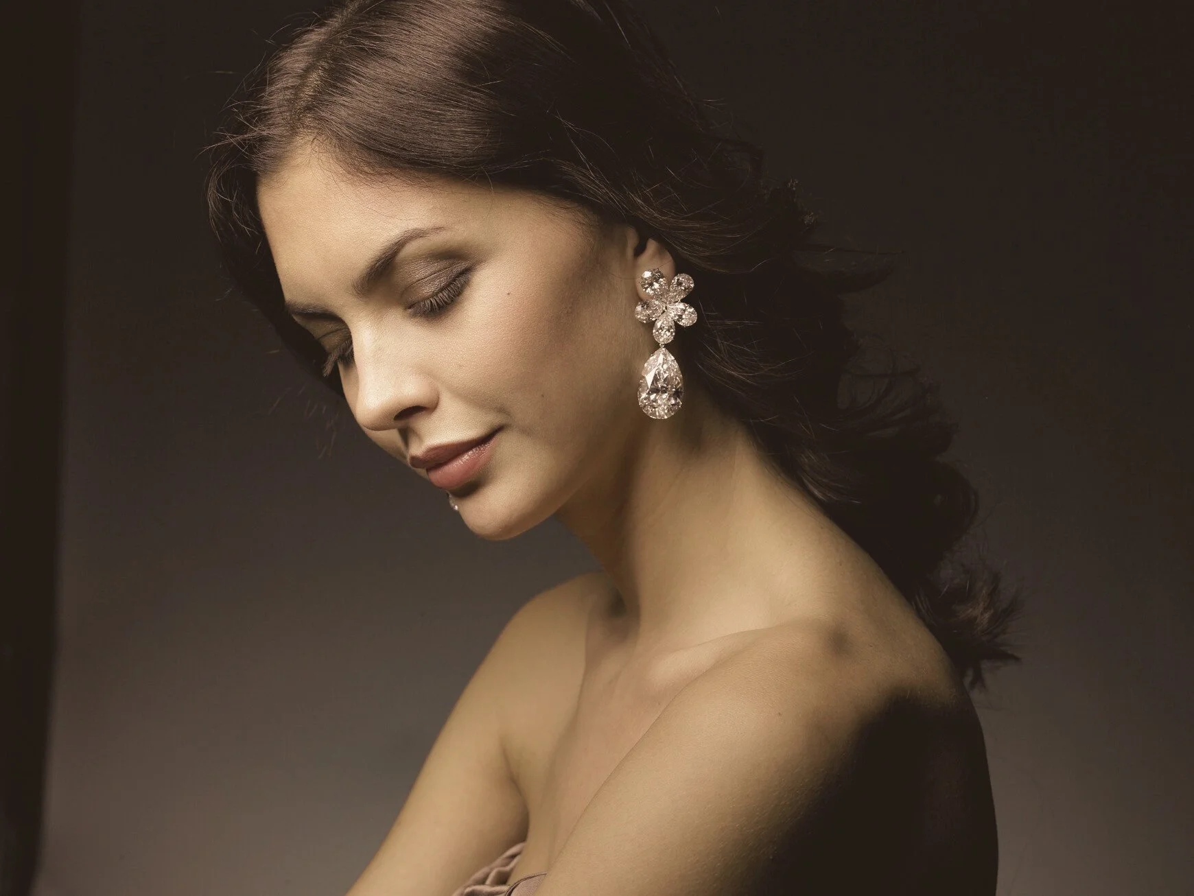 high-end diamond jewellery portrait representing luxury brand positioning