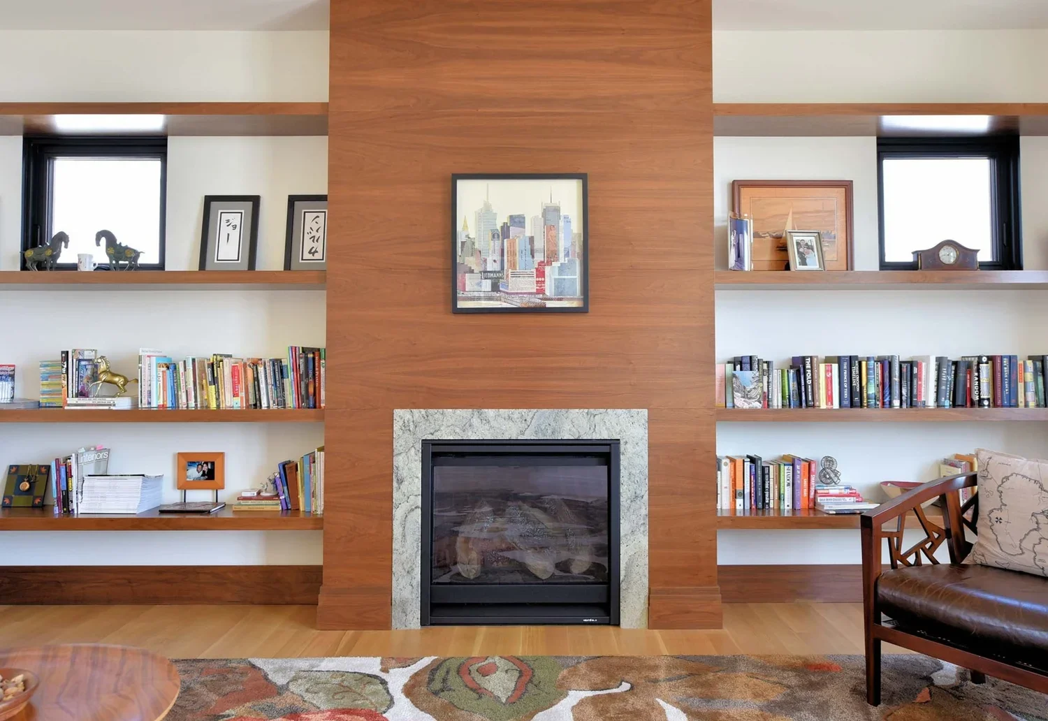 tidewater-modern-house-wooden-fireplace-custom-shelves-annapolis-md-kimmel-architects.webp