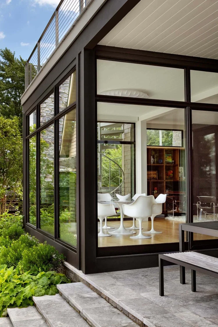 tidewater-modern-house-indoor-outdoor-living-patio-architecture-annapolis-md-kimmel-architects.webp