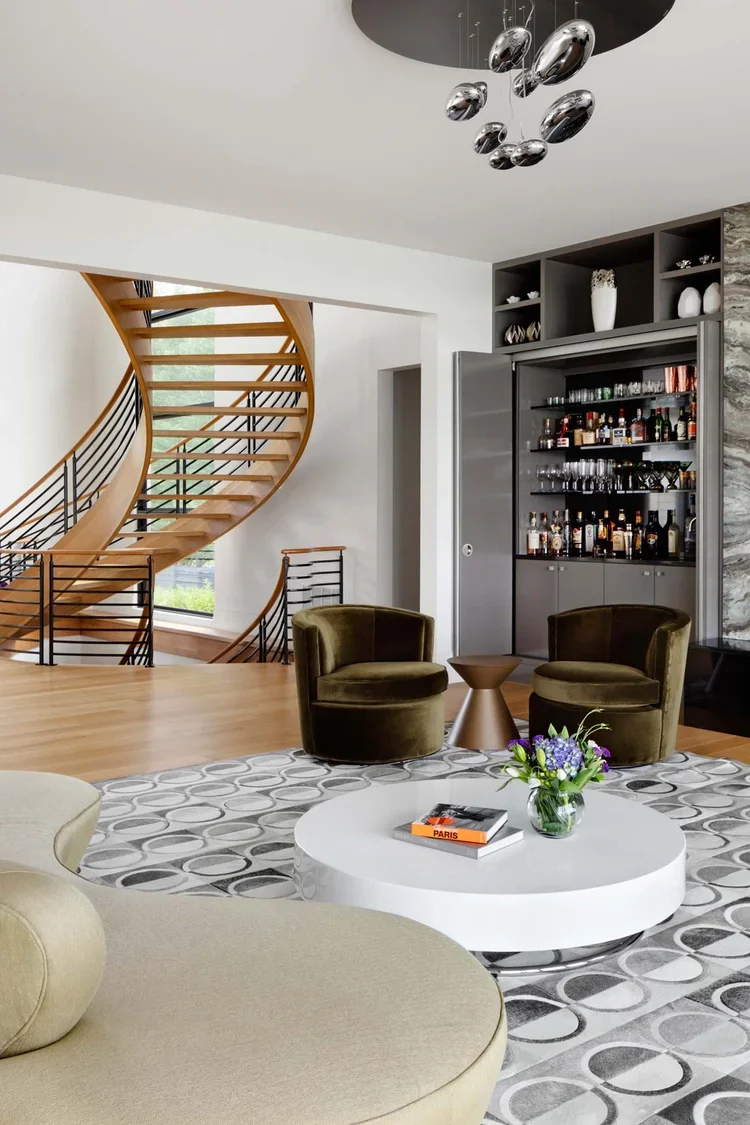 tidewater-modern-house-wooden-spiral-staircase-living-room-annapolis-md-kimmel-architects.webp
