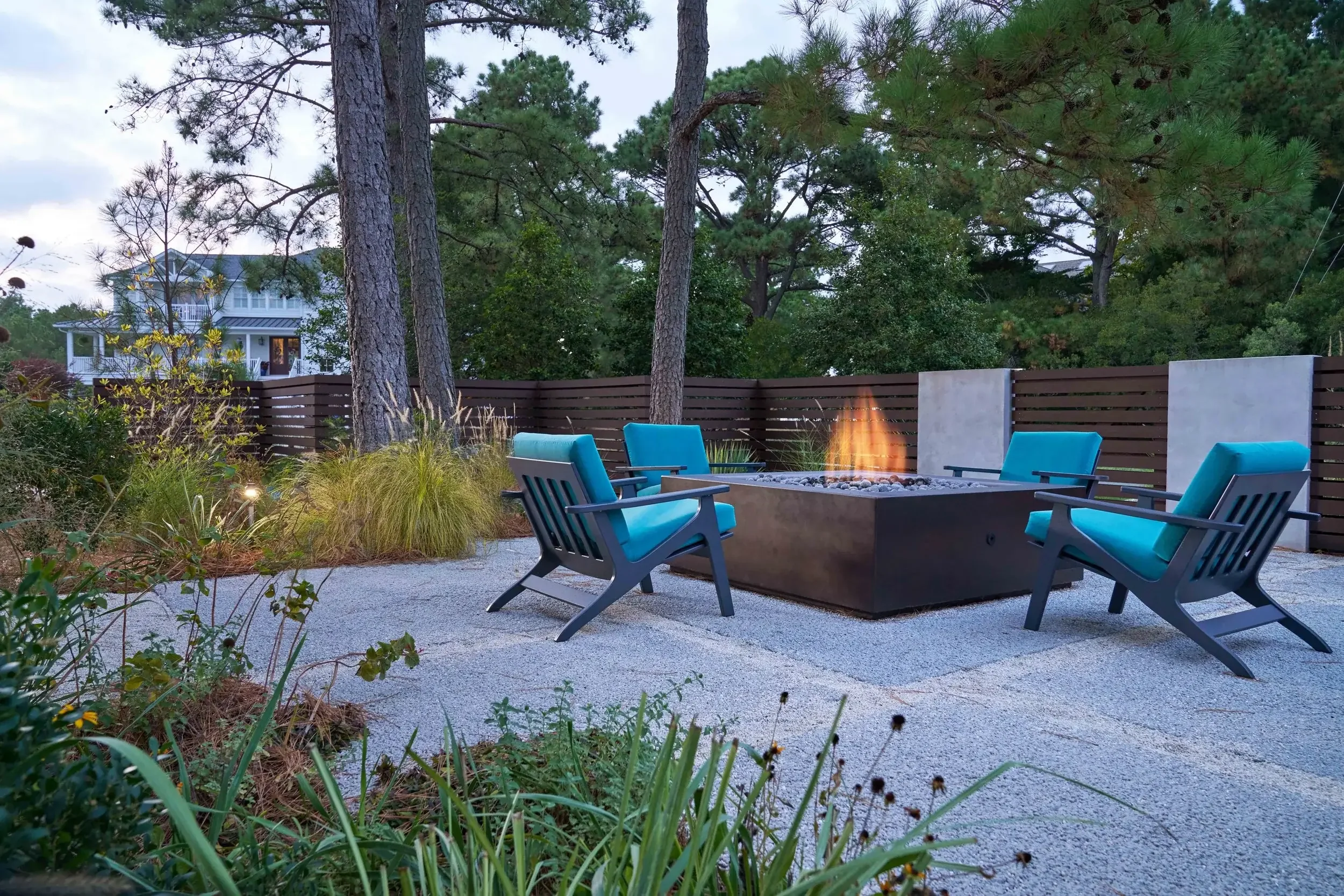 beach-garden-rehoboth-de-outdoor-fire-pit-backyard-kimmel-architects.webp