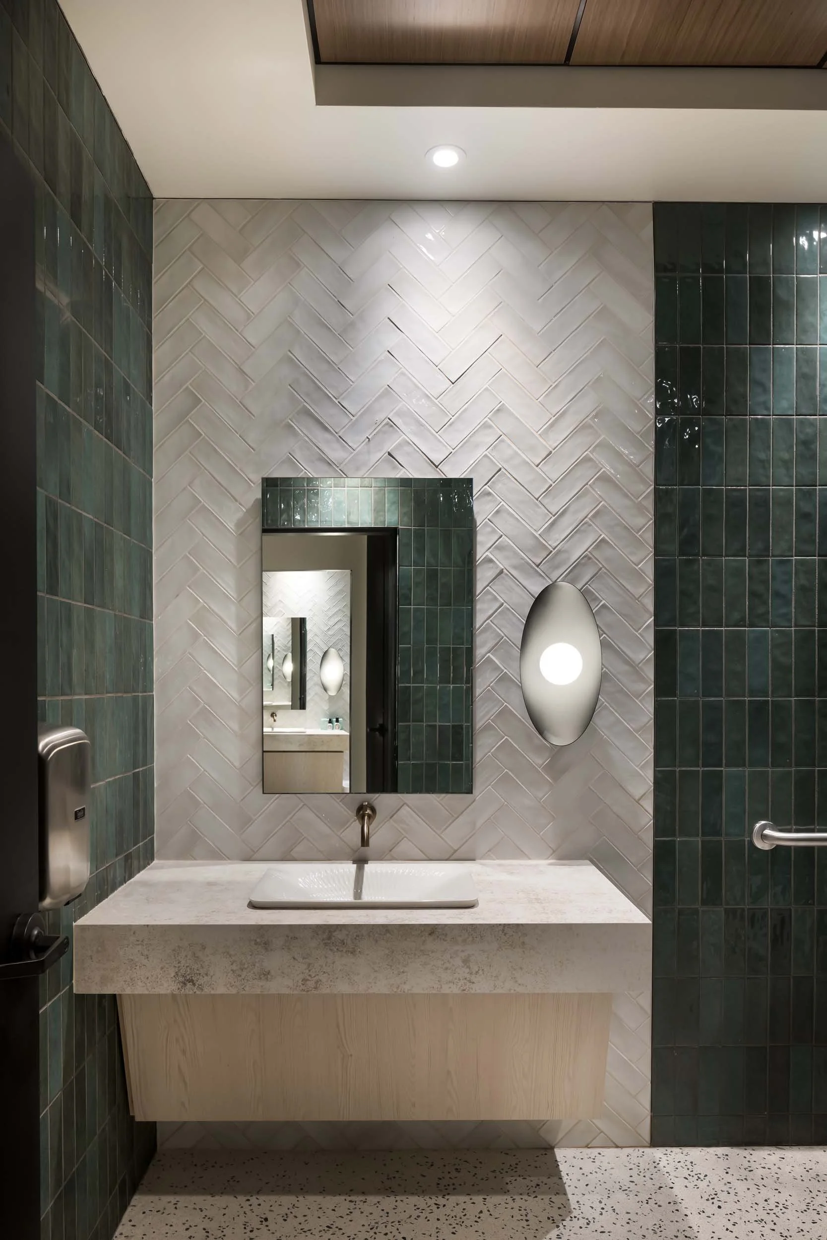 skin-clinic-minimalist-powder-room-center-kimmel-studio.jpg