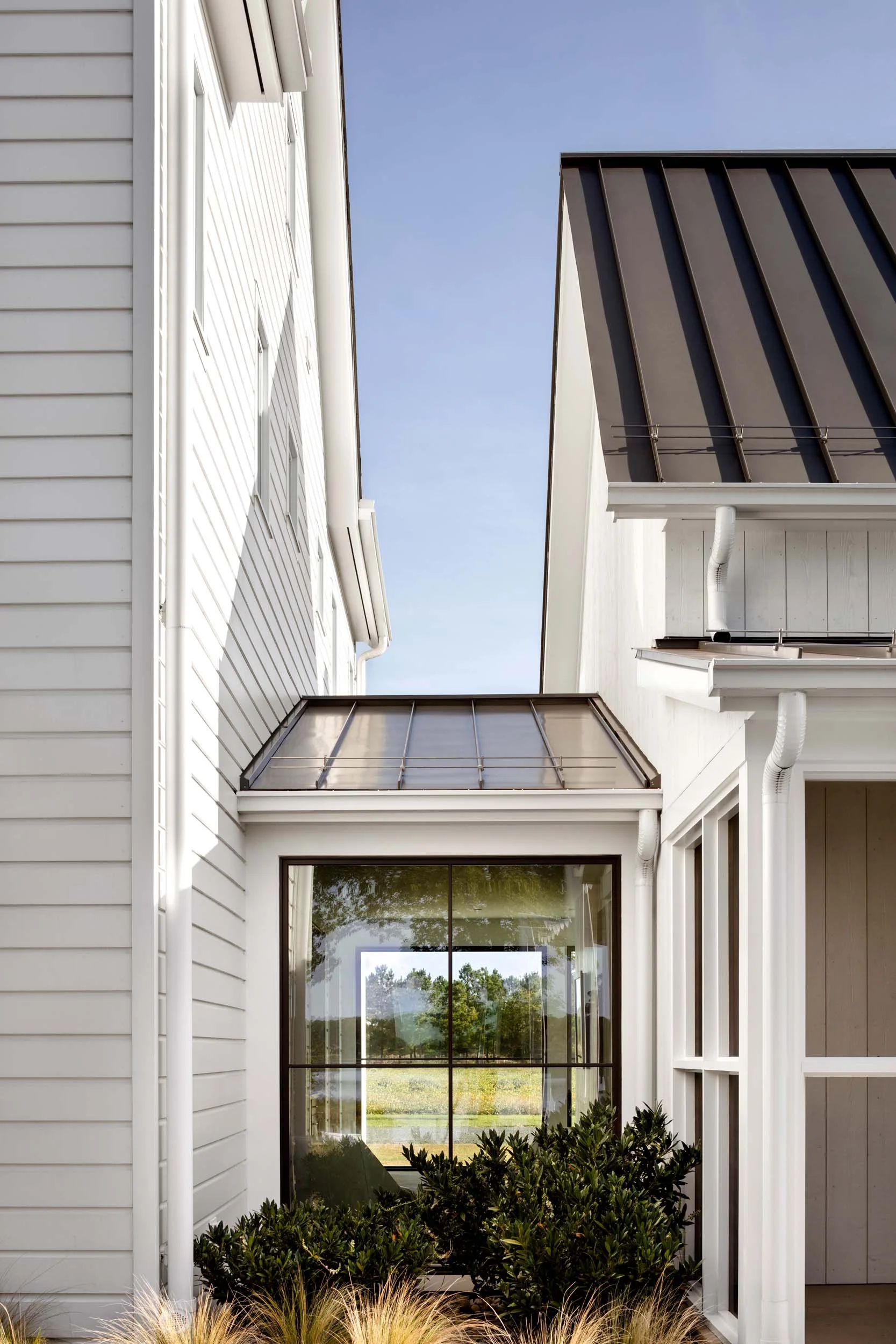 Glass-Hyphen-Luxury-Waterfront-Farmhouse-Kimmel-Studio_1.jpg