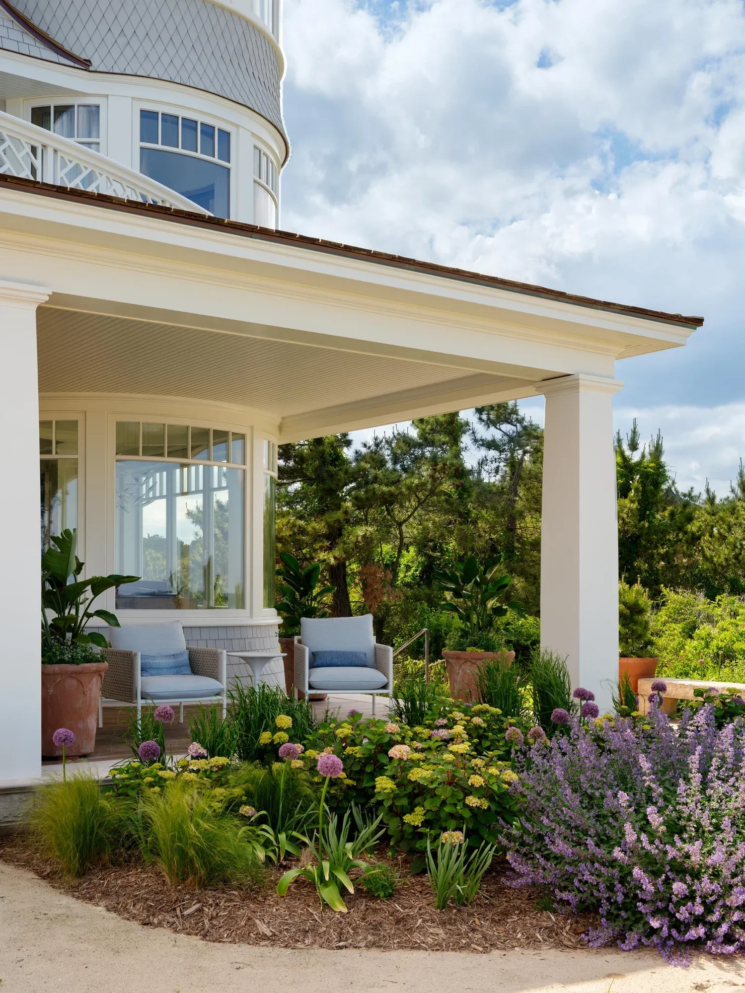 shingle-beach-house-coastal-porch-garden-architecture-rehoboth-de-kimmel-architects.webp