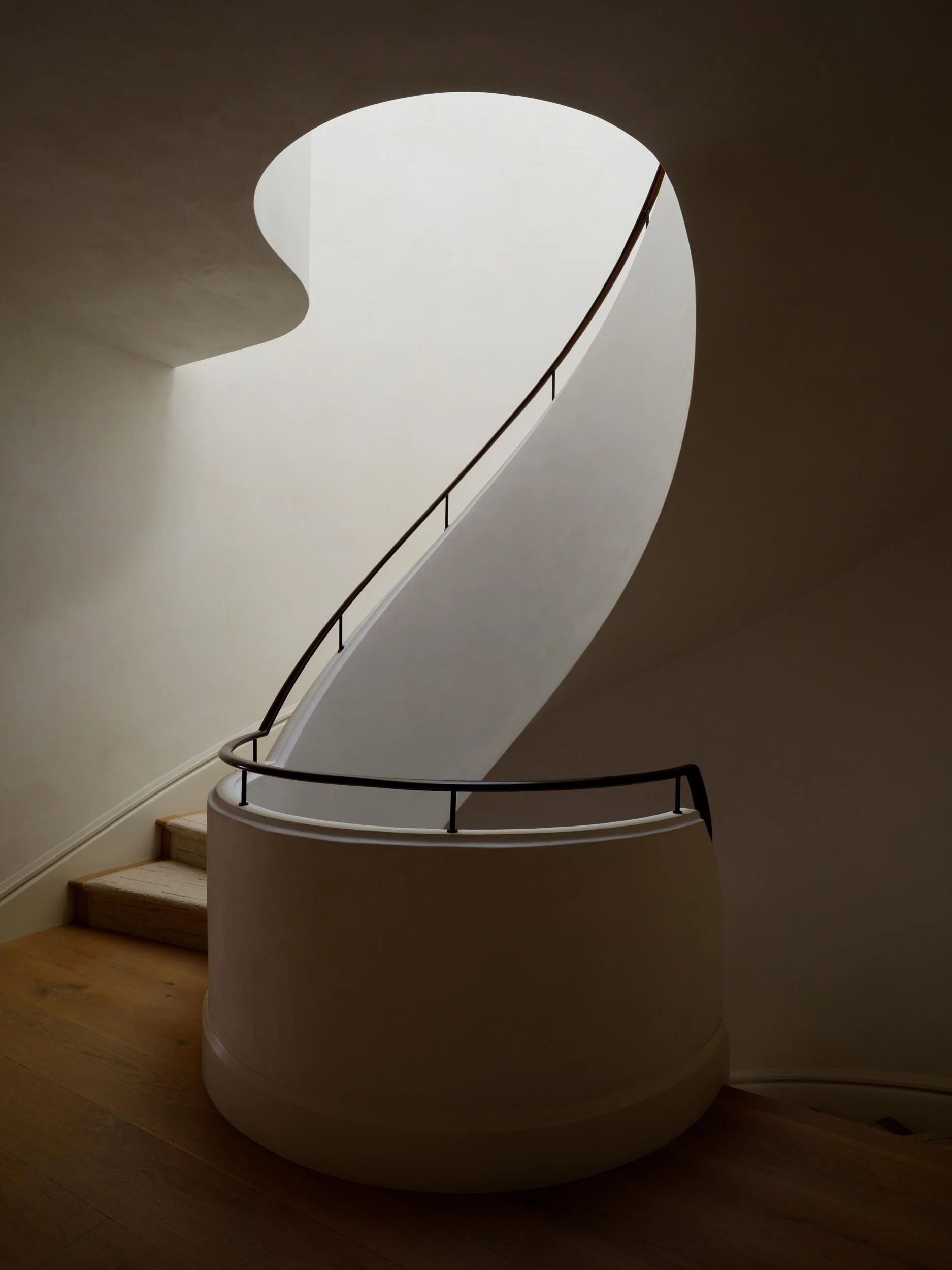 grand-spiral-staircase-custom-coastal-home-kimmel-architects.jpg