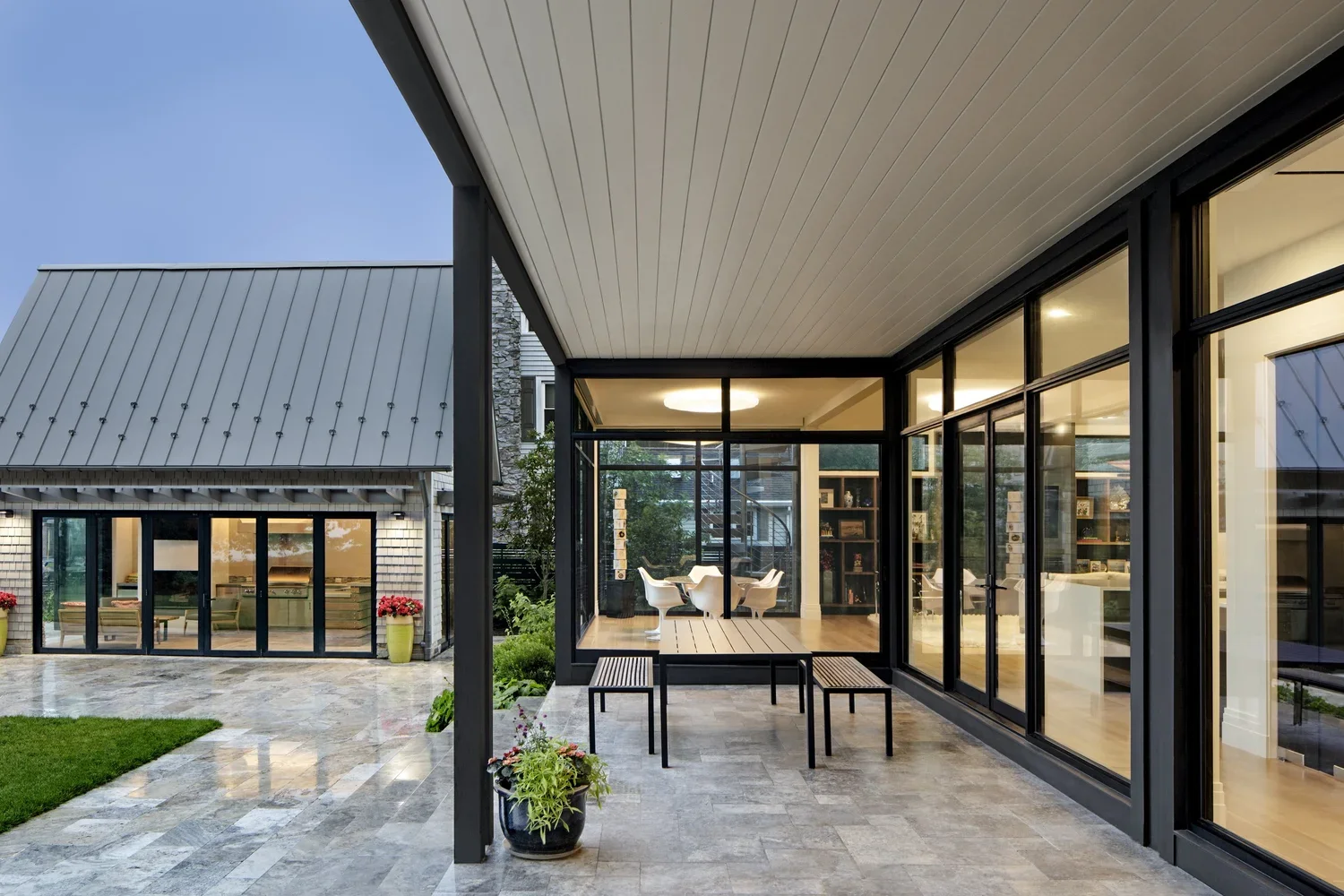 tidewater-modern-house-luxury-outdoor-patio-dining-annapolis-md-kimmel-architects.webp