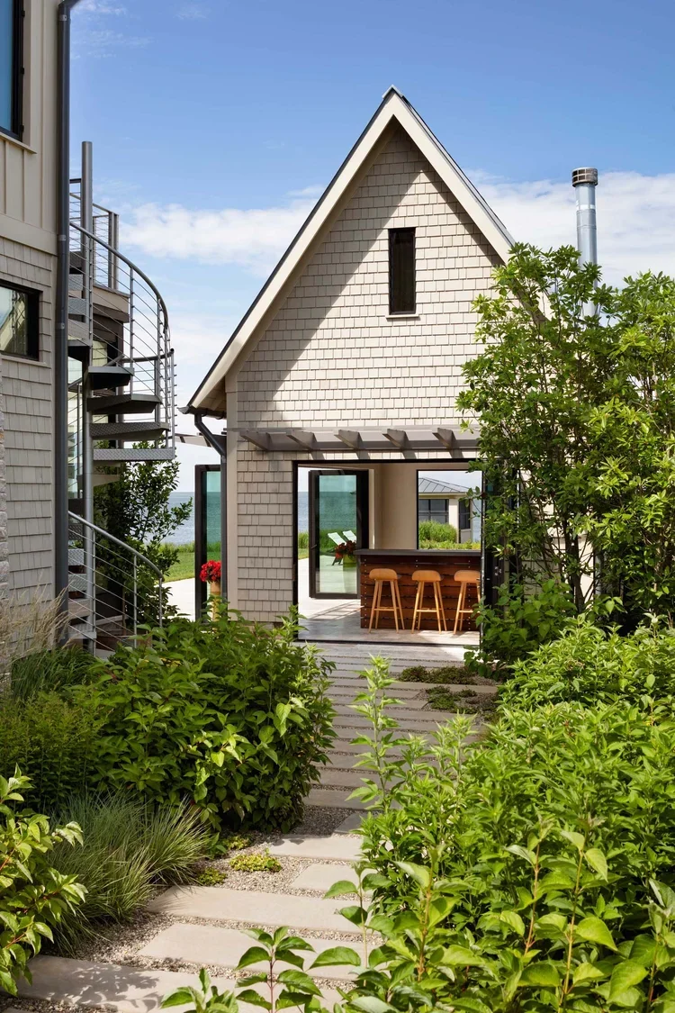 tidewater-modern-house-side-yard-garden-steppers-pathway-annapolis-md-kimmel-architects.webp