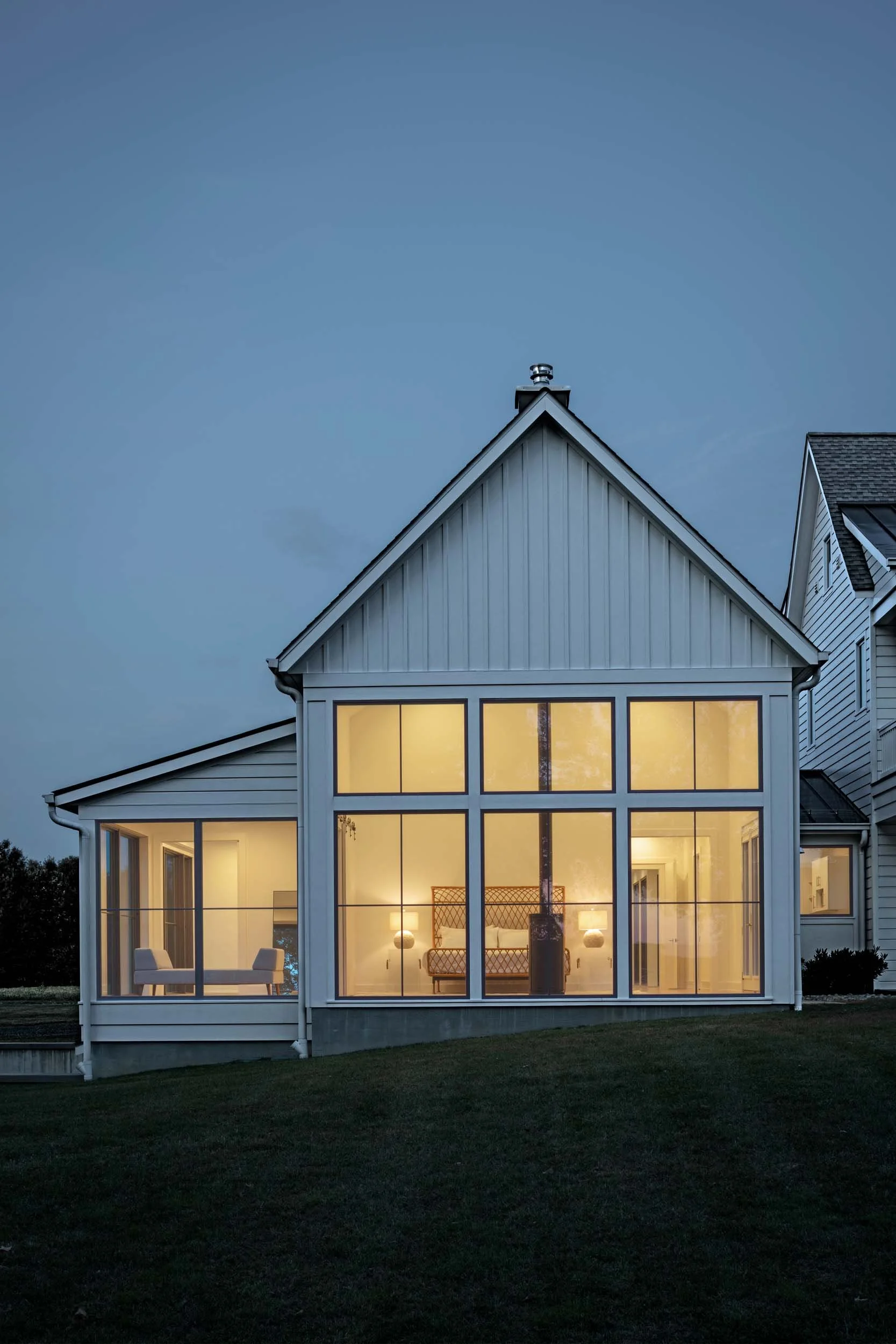 tidewater-farmhouse-chesapeake-glass-sunroom-night-queenstown-md-kimmel-architects.jpg