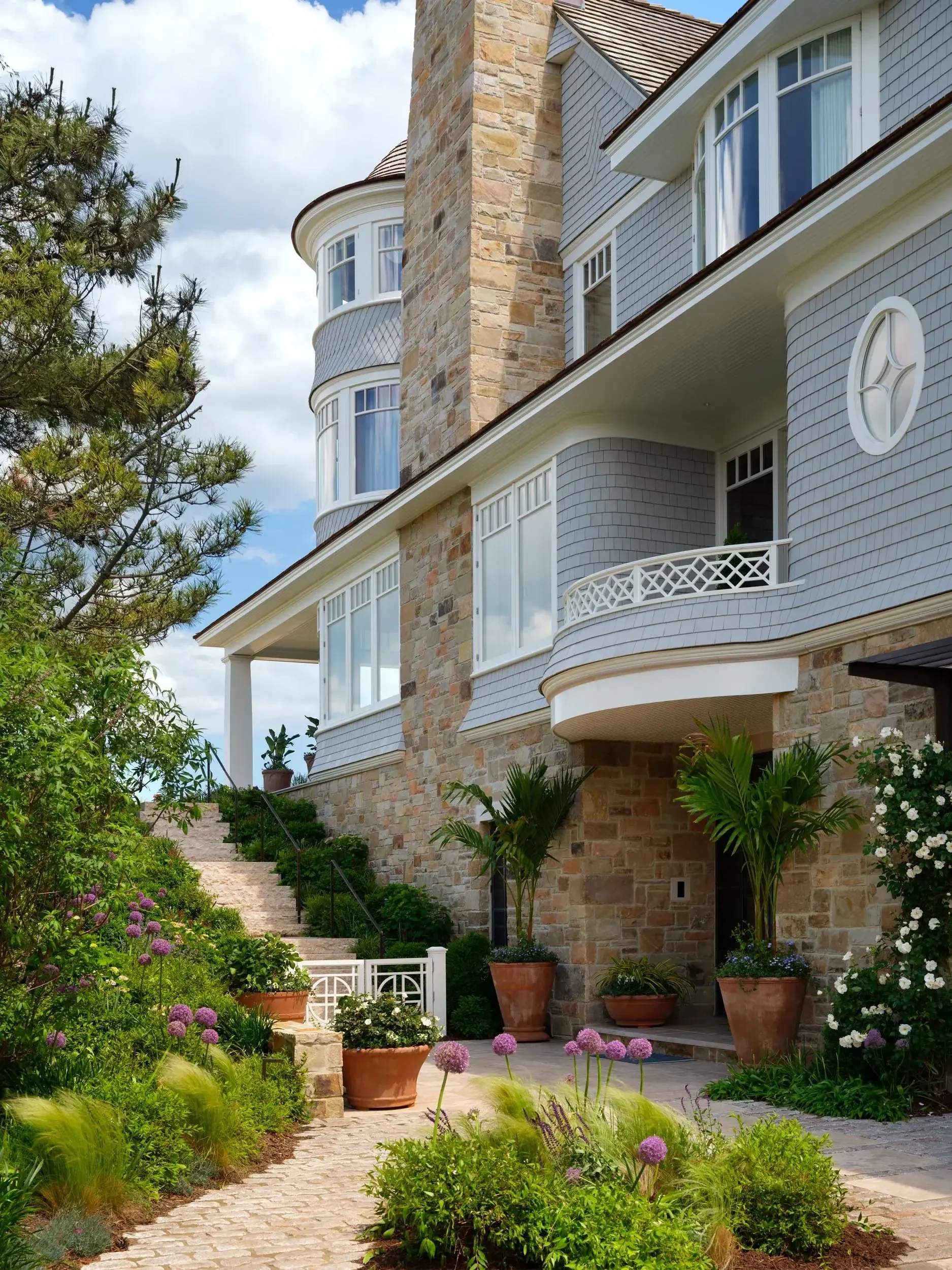 shingle-beach-house-coastal-garden-stairs-entrance-rehoboth-de-kimmel-architects.webp