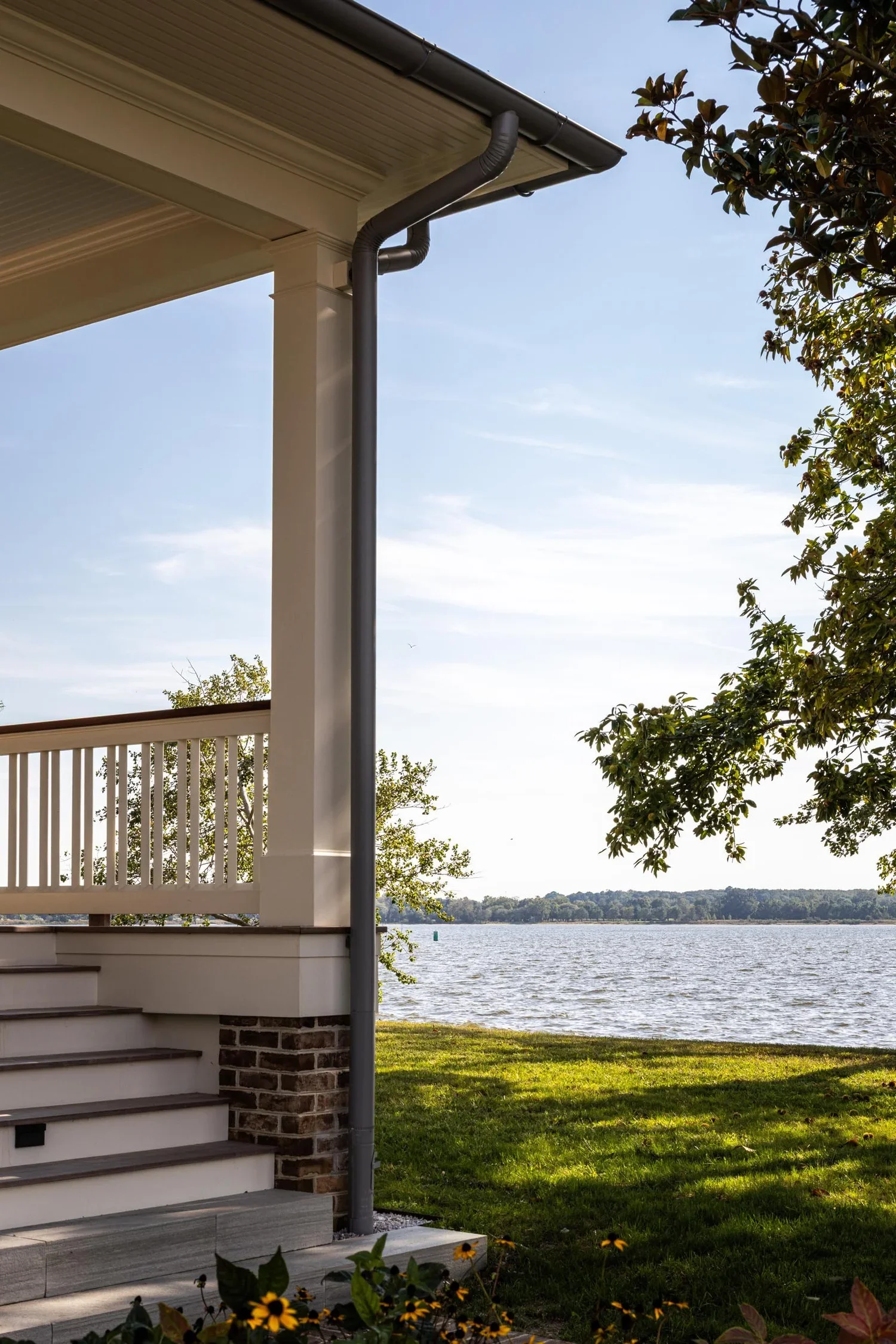 traditional-waterfront-estate-porch-railing-coastal-architecture-annapolis-md-kimmel-architects.webp