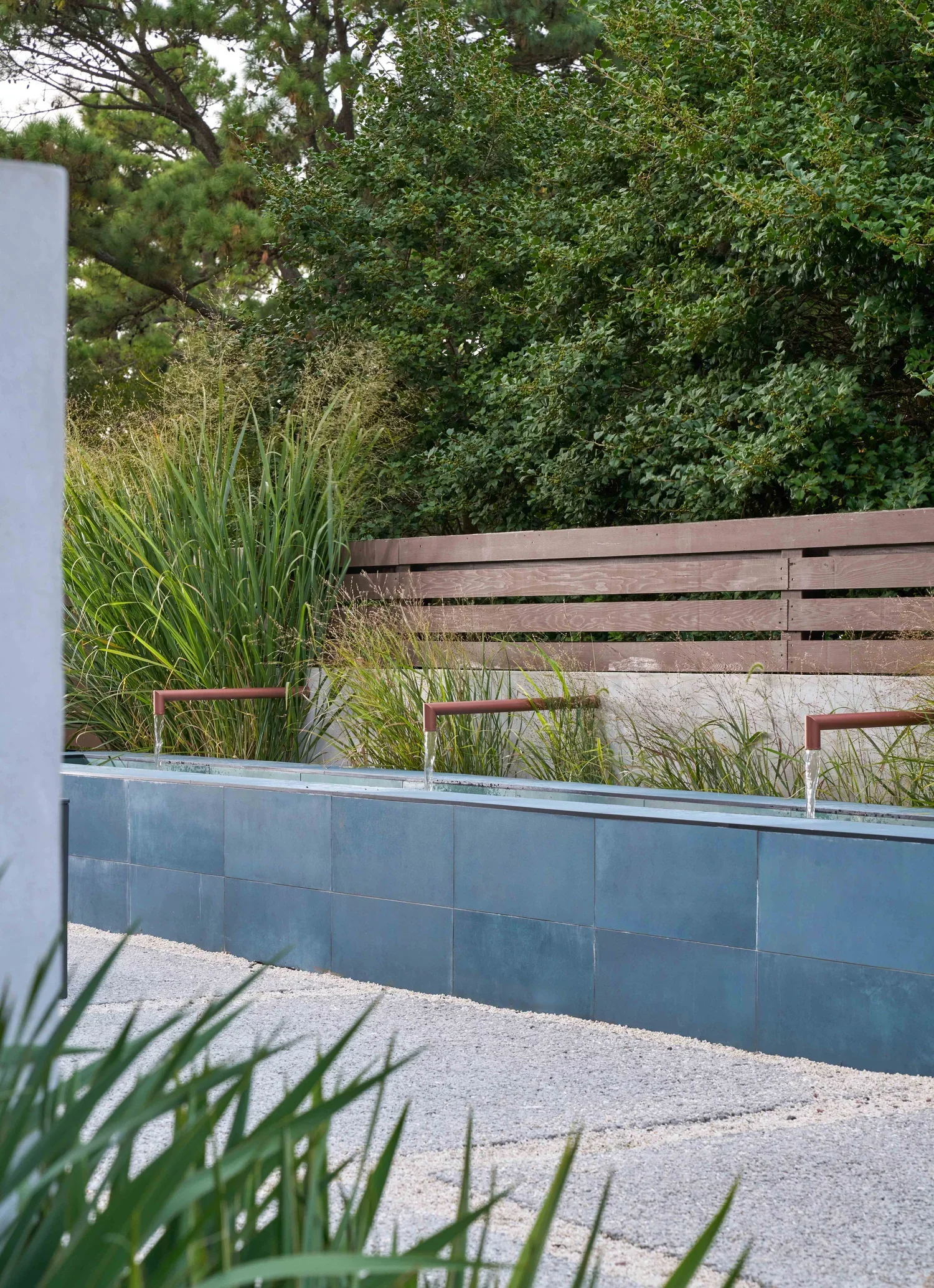 beach-garden-rehoboth-de-modern-linear-water-feature-kimmel-architects.webp