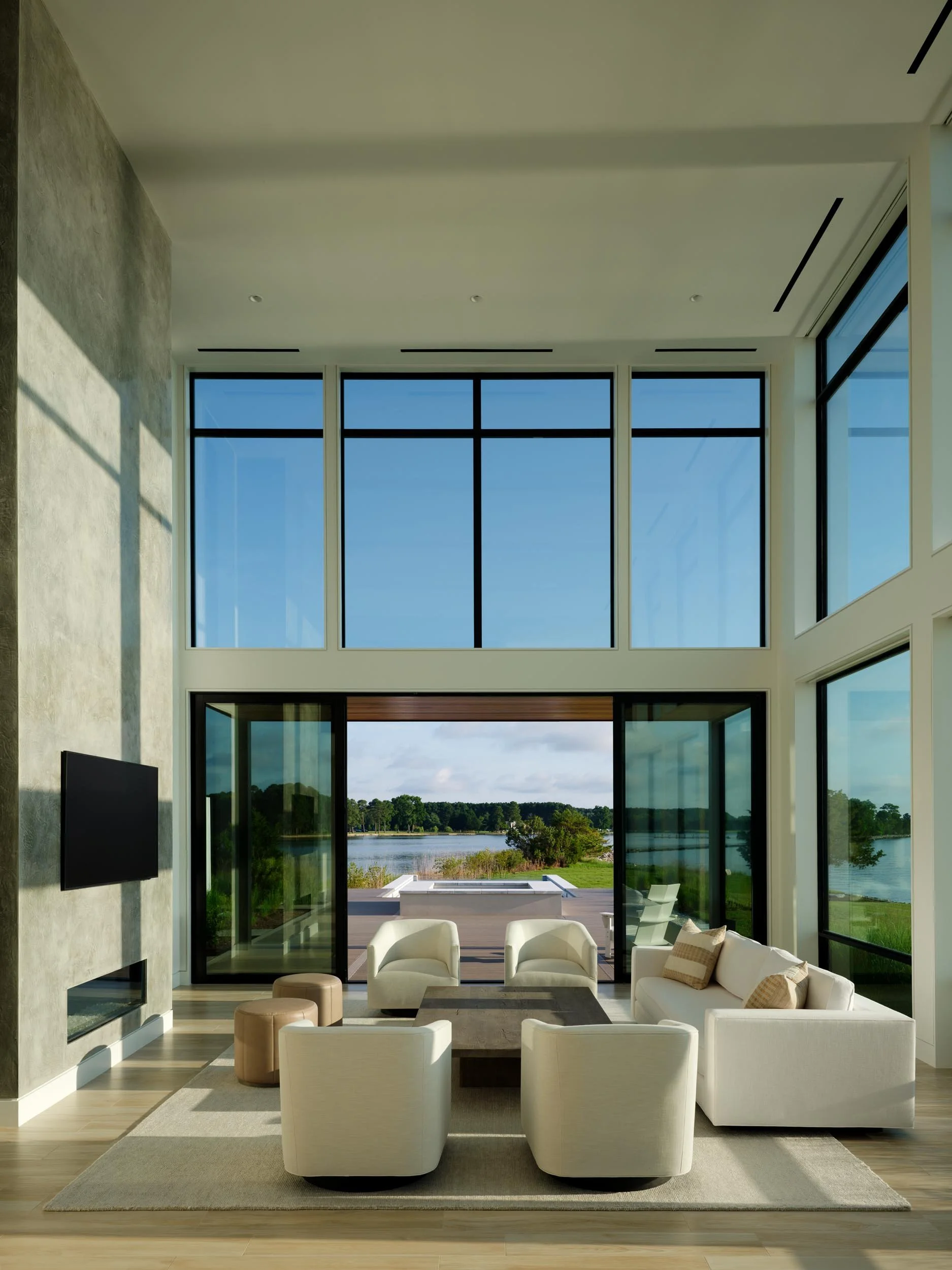 waterfront-minimalist-luxury-living-room-overlooking-infinity-pool-maryland-kimmel-architects.jpg