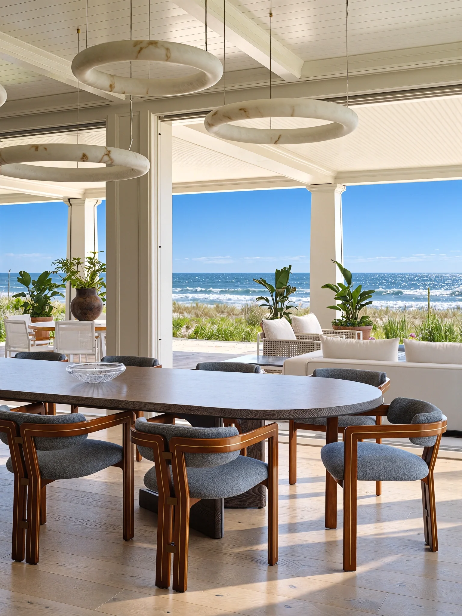 round-table-dining-area-ocean-view-kimmel-architects.webp