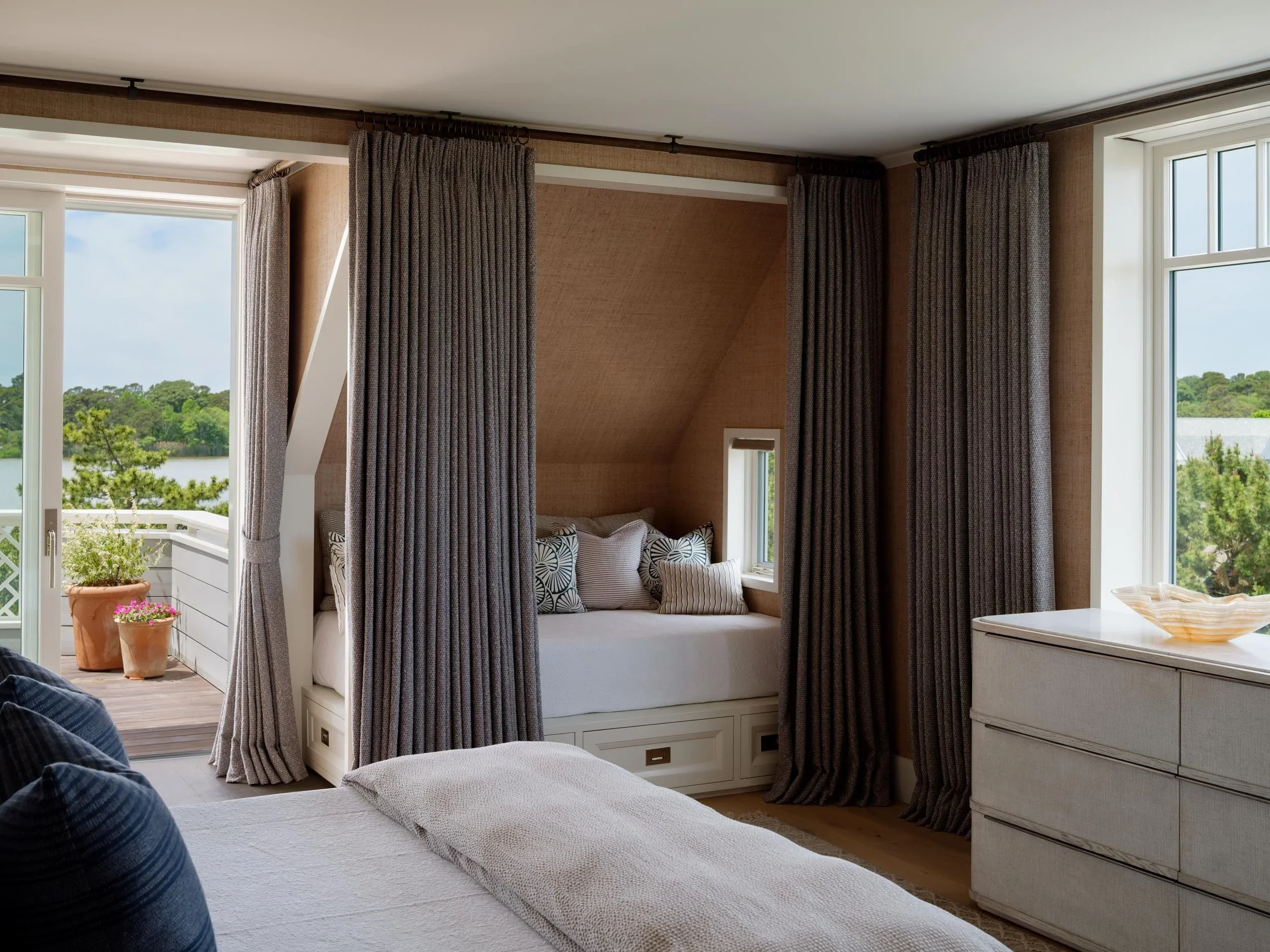 shingle-beach-house-coastal-guest-suite-window-bed-rehoboth-de-kimmel-architects.webp