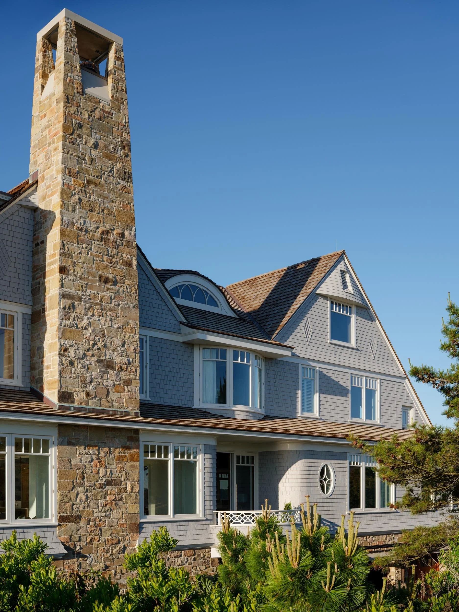 shingle-beach-house-coastal-stone-chimney-architecture-rehoboth-de-kimmel-architects.webp
