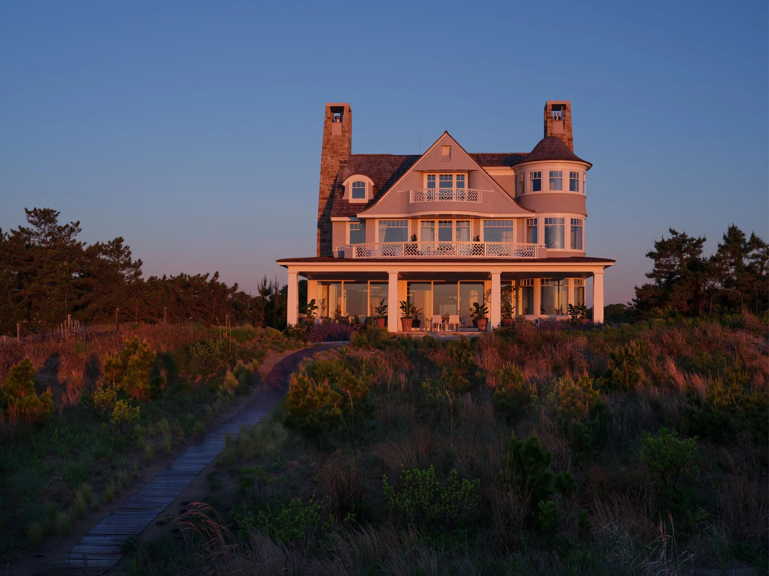 shingle-beach-house-coastal-dusk-architecture-exterior-rehoboth-de-kimmel-architects.webp