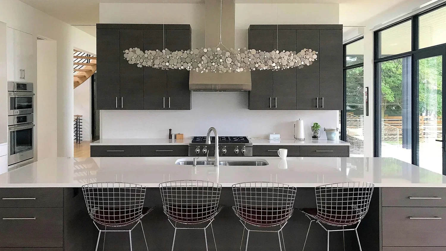 tidewater-modern-house-modern-kitchen-island-interior-design-annapolis-md-kimmel-architects.webp