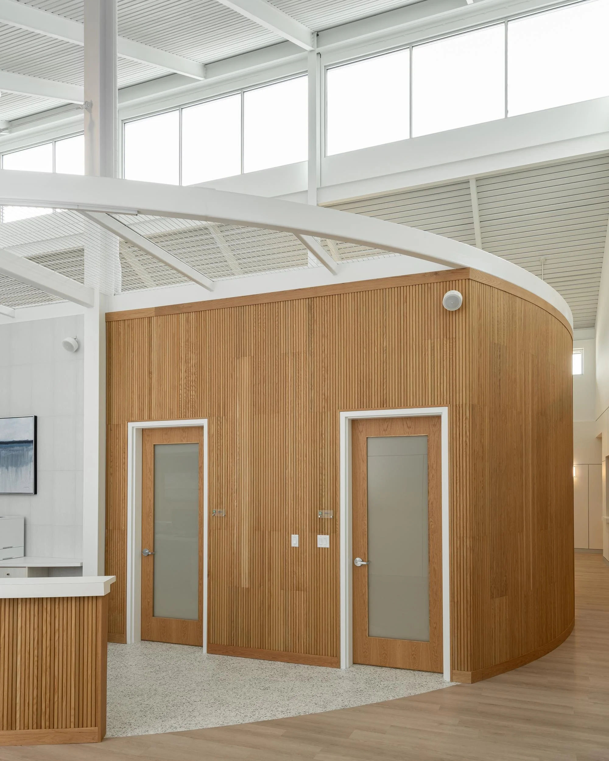 medical-facility-interior-wood-detail-kimmel-studio.jpg
