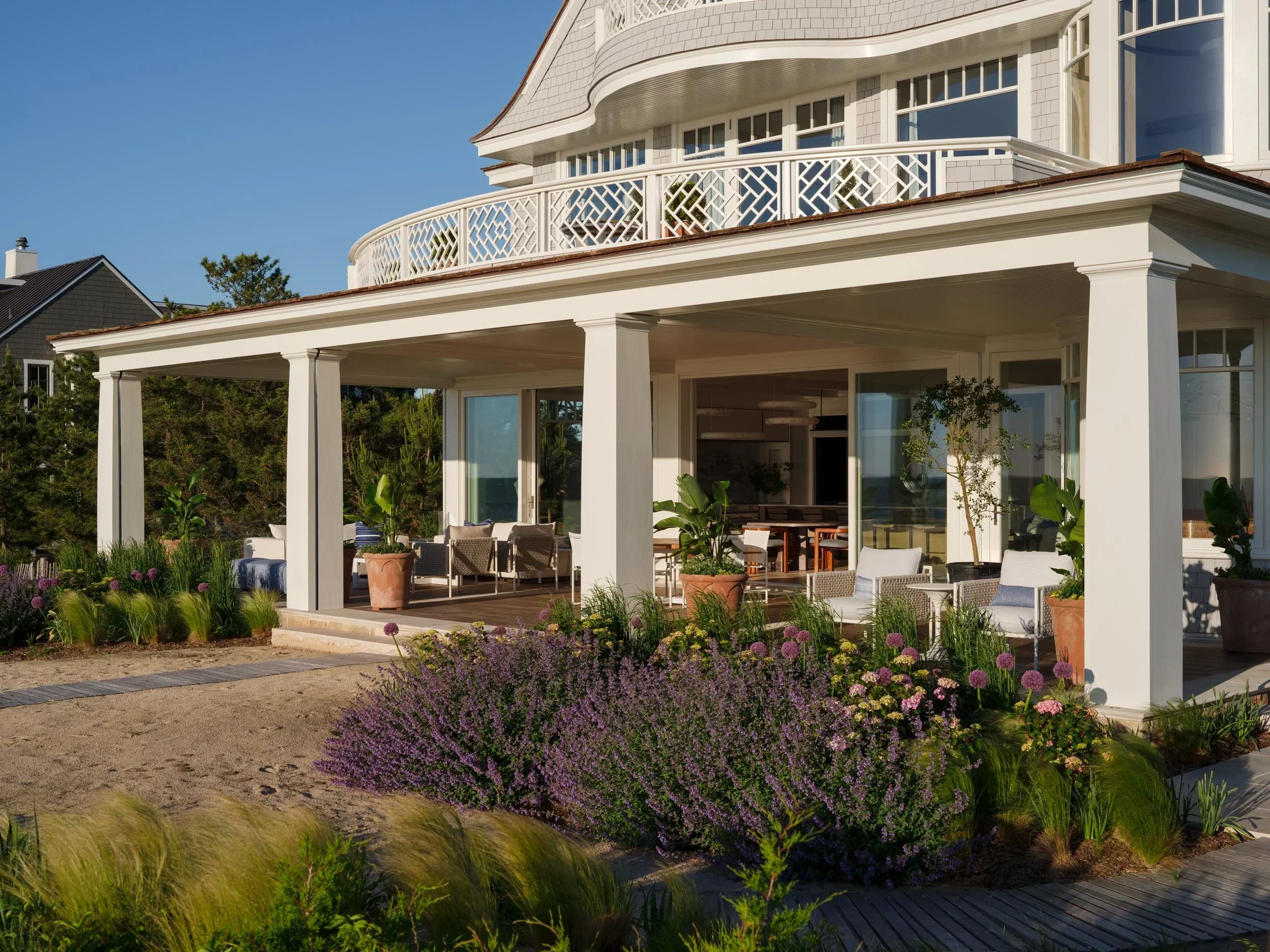 shingle-beach-house-coastal-outdoor-living-garden-rehoboth-de-kimmel-architects.webp