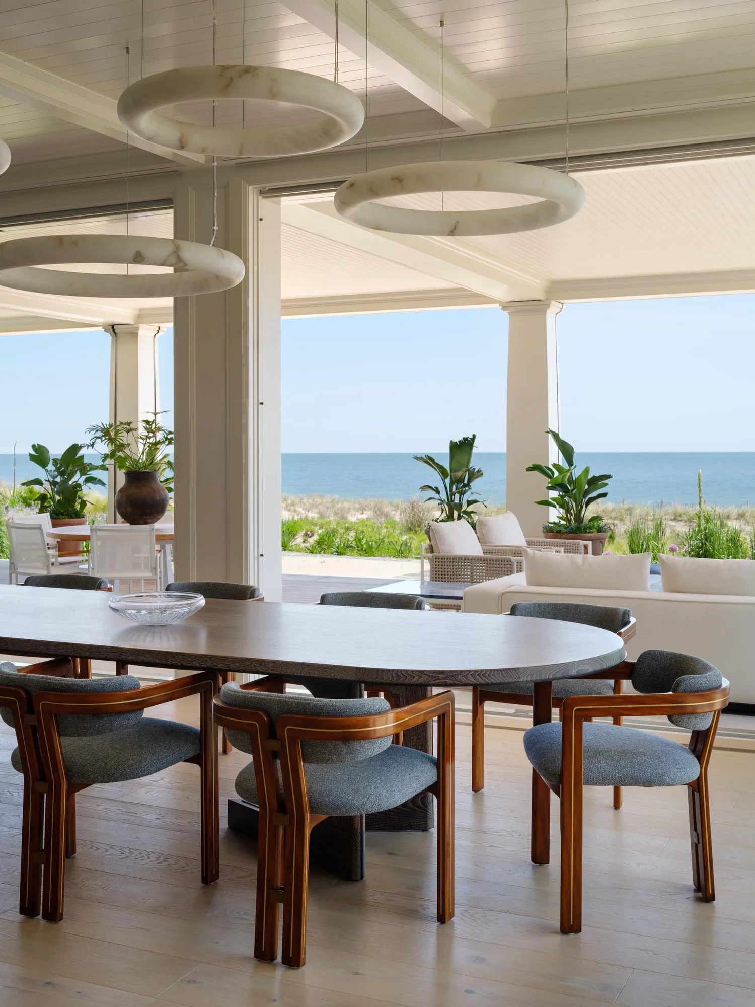 shingle-beach-house-coastal-oceanfront-dining-area-rehoboth-de-kimmel-architects.webp