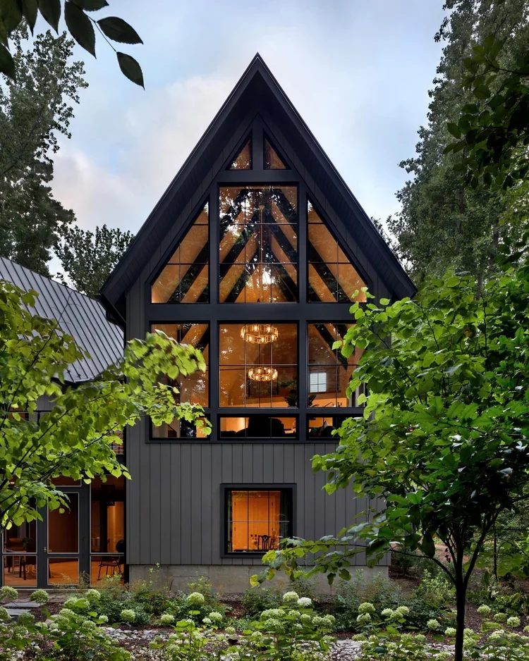 woodland-getaway-front-entry-dusk-modern-farmhouse-forest-annapolis-md-kimmel-architects.webp