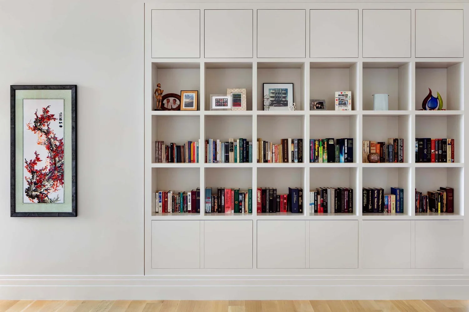 tidewater-modern-house-built-in-cabinets-bookshelf-interior-design-annapolis-md-kimmel-architects.webp