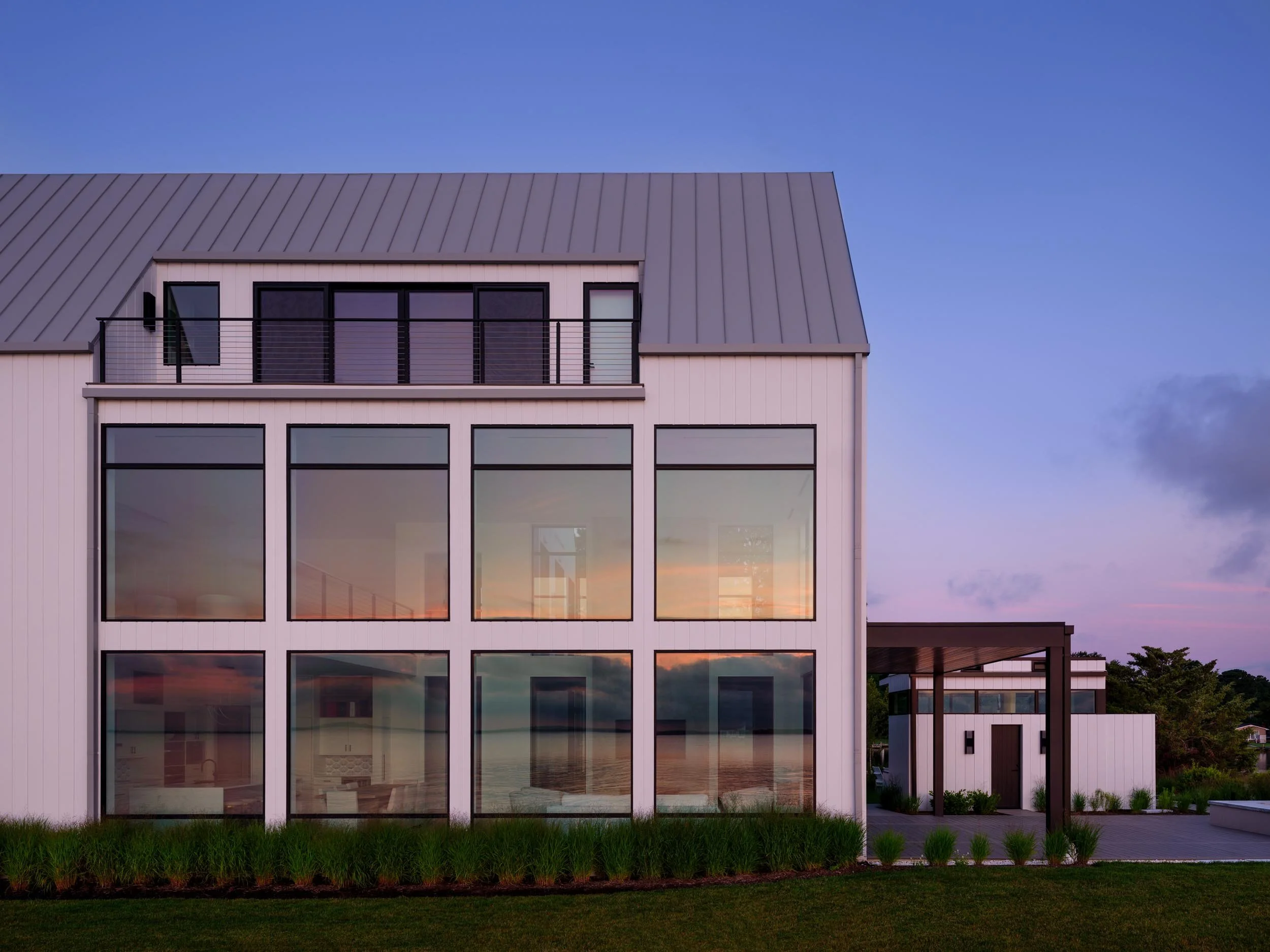 waterfront-minimalist-home-large-glass-windows-maryland-kimmel-architects.jpg