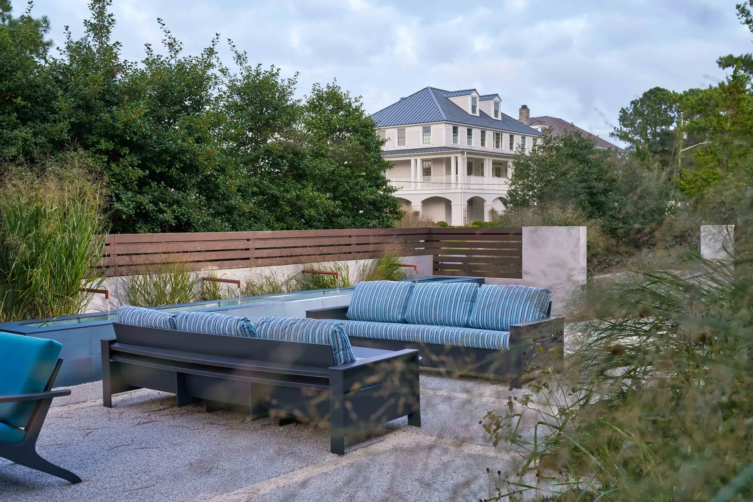 beach-garden-rehoboth-de-luxury-outdoor-living-furniture-kimmel-architects.webp