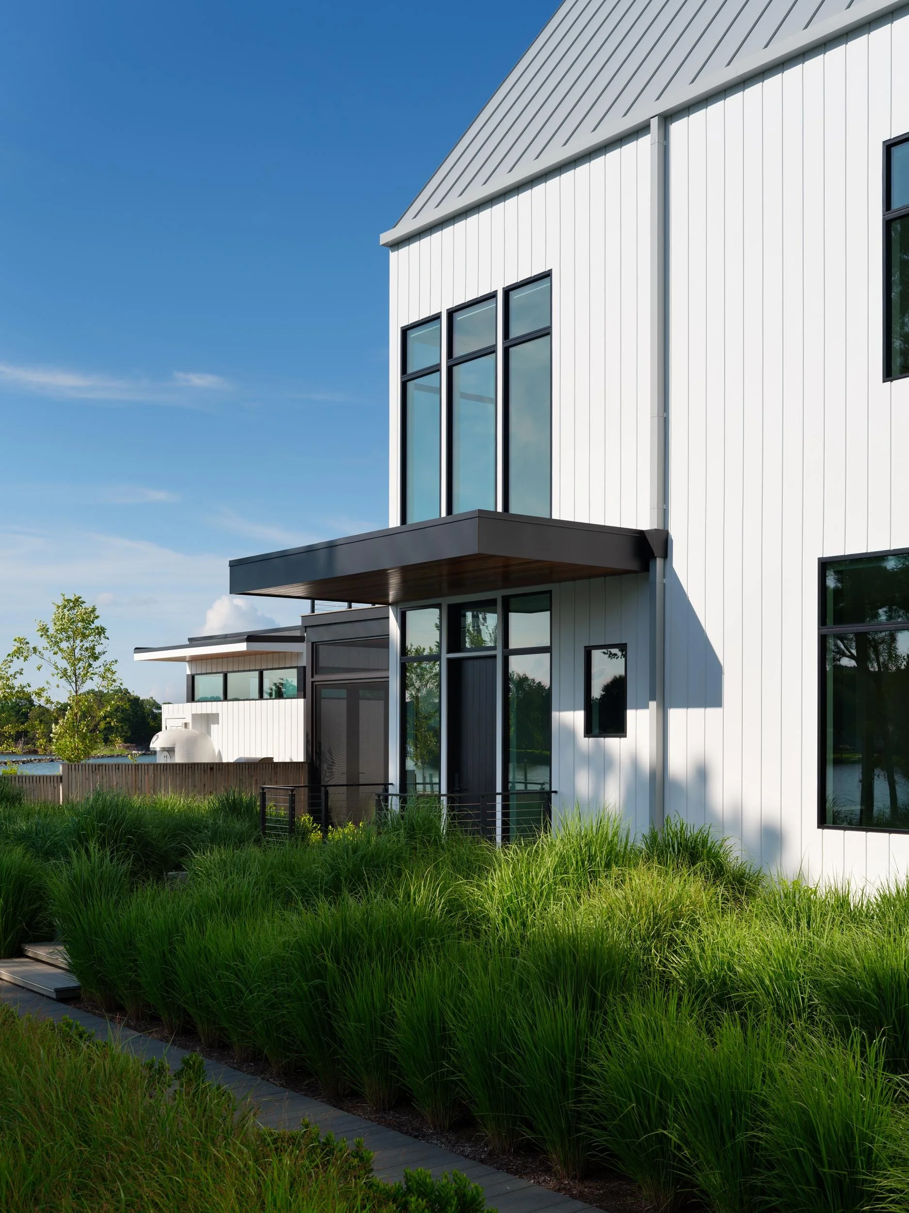waterfront-minimalist-home-garden-pathway-maryland-kimmel-architects.jpg