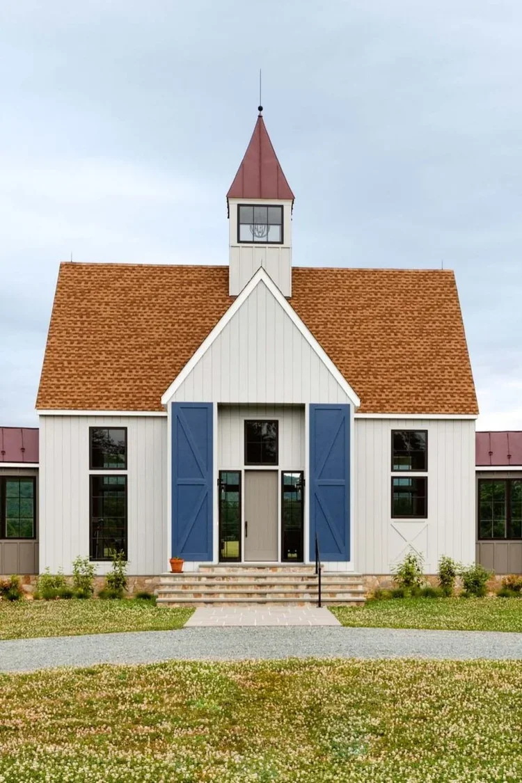 modern-mountain-farmhouse-front-facade-entrance-design-free-union-va-kimmel-architects.webp