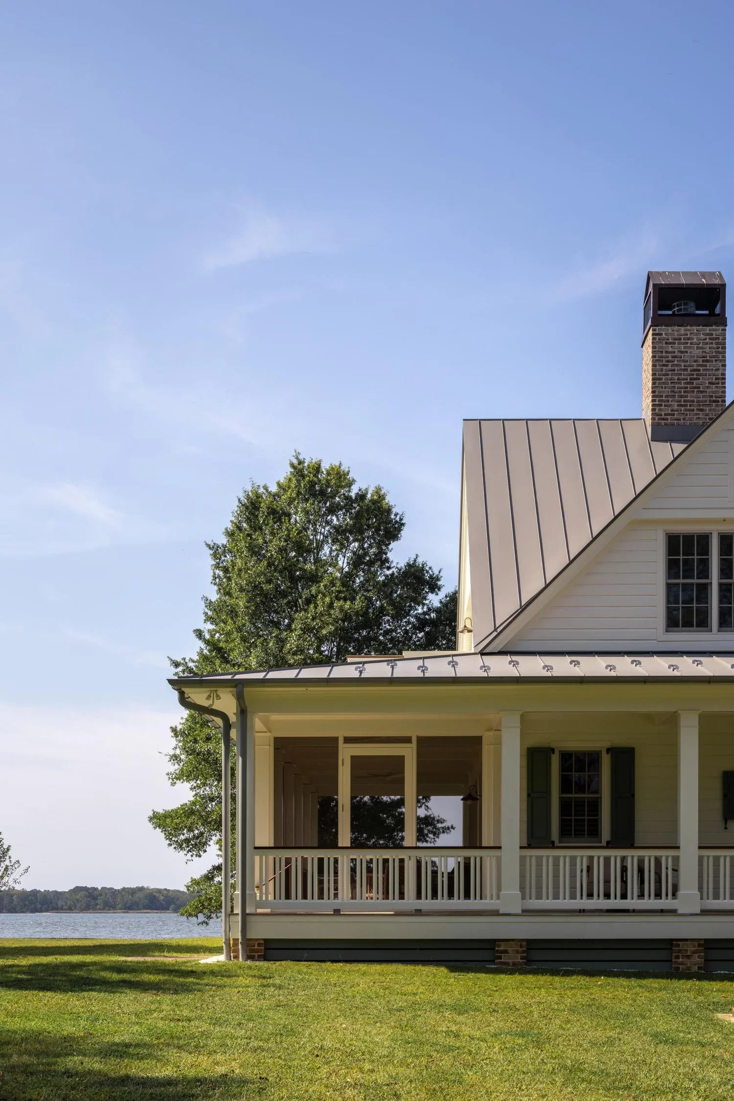 traditional-waterfront-estate-coastal-home-porch-detail-annapolis-md-kimmel-architects.webp
