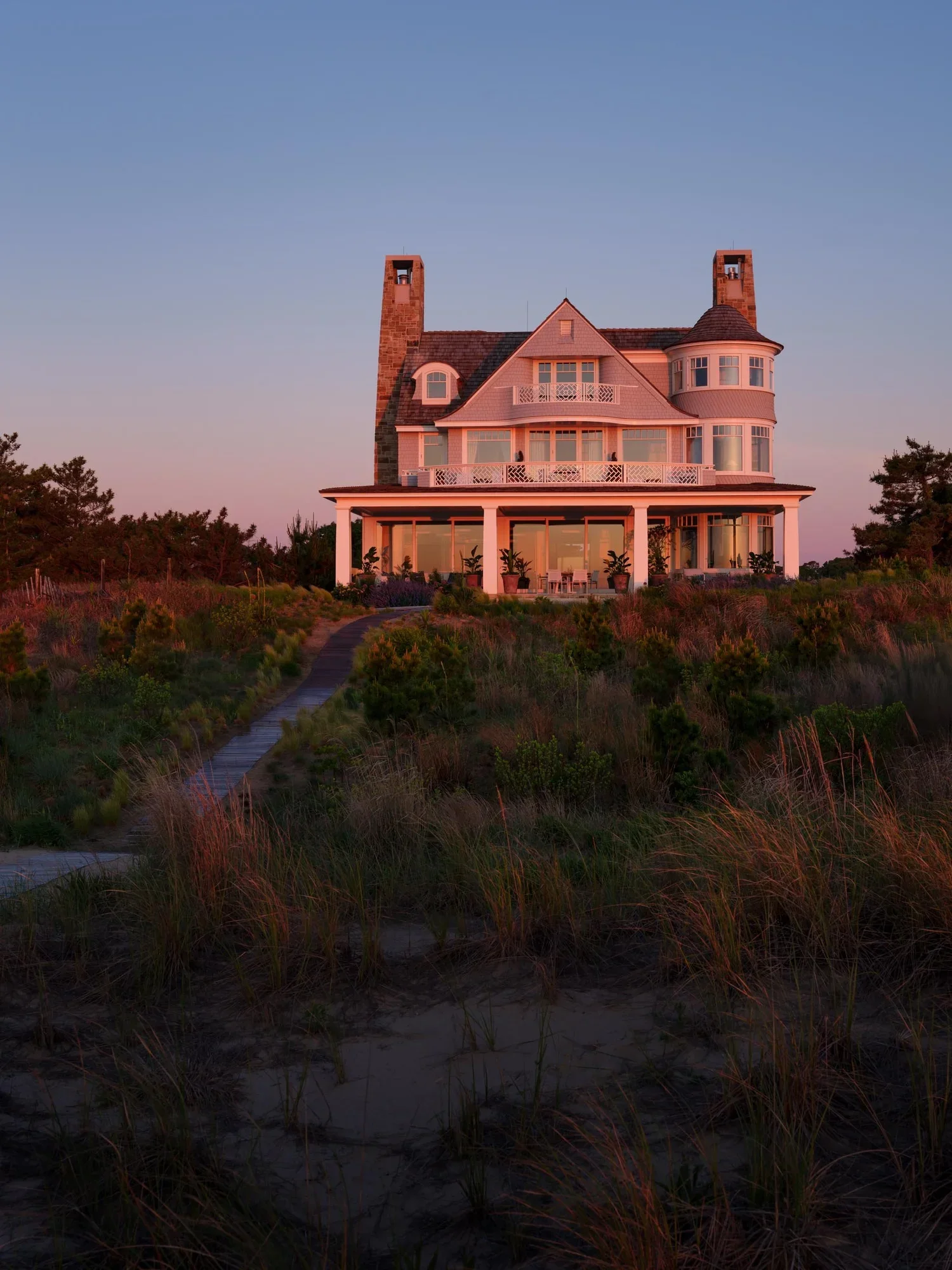 shingle-beach-house-coastal-dune-path-facade-rehoboth-de-kimmel-architects.webp
