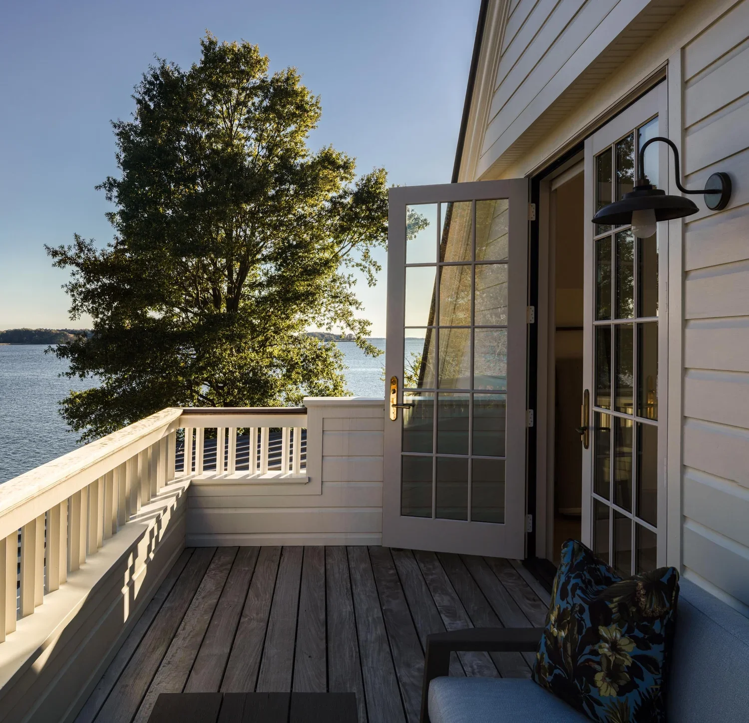 traditional-waterfront-estate-bedroom-balcony-view-annapolis-md-kimmel-architects.webp