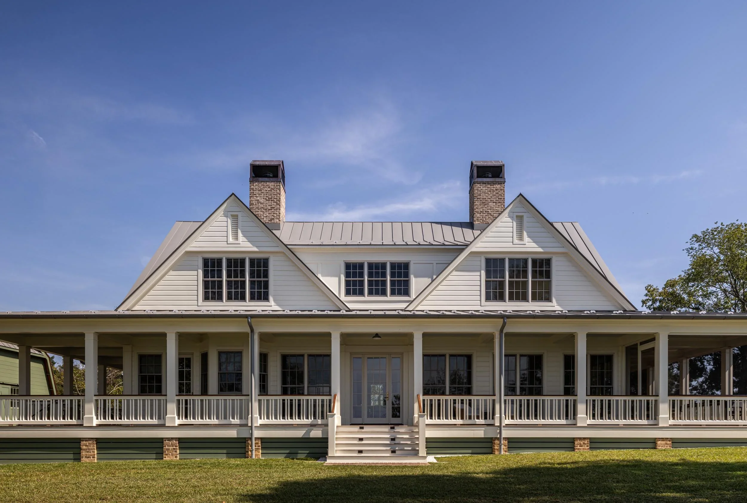 traditional-waterfront-estate-front-elevation-wraparound-porch-annapolis-md-kimmel-architects.webp