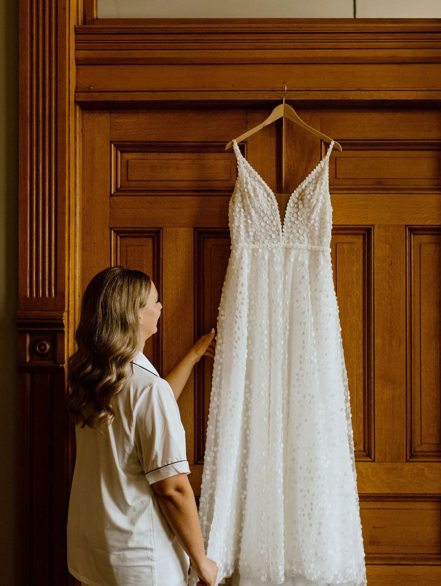 Still daydreaming about this beautiful bride from September! 
📸 @moschultzphotography 
Makeup: @izzy.iding @beauty.by.izabella 
Hair : @cathleen.hilsmann.hair @cherrypopstudiowi 
Venue: @historiccourthouse1893