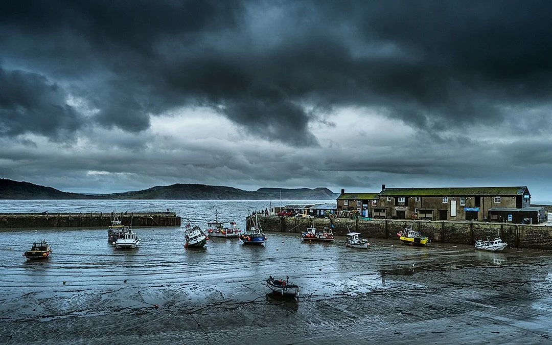 Lyme Regis, Dorset. Fujifilm GFX 100S + GF 35-70. #landscapephotography #seascape #moodylandscape #stormysky #photographyworkshop