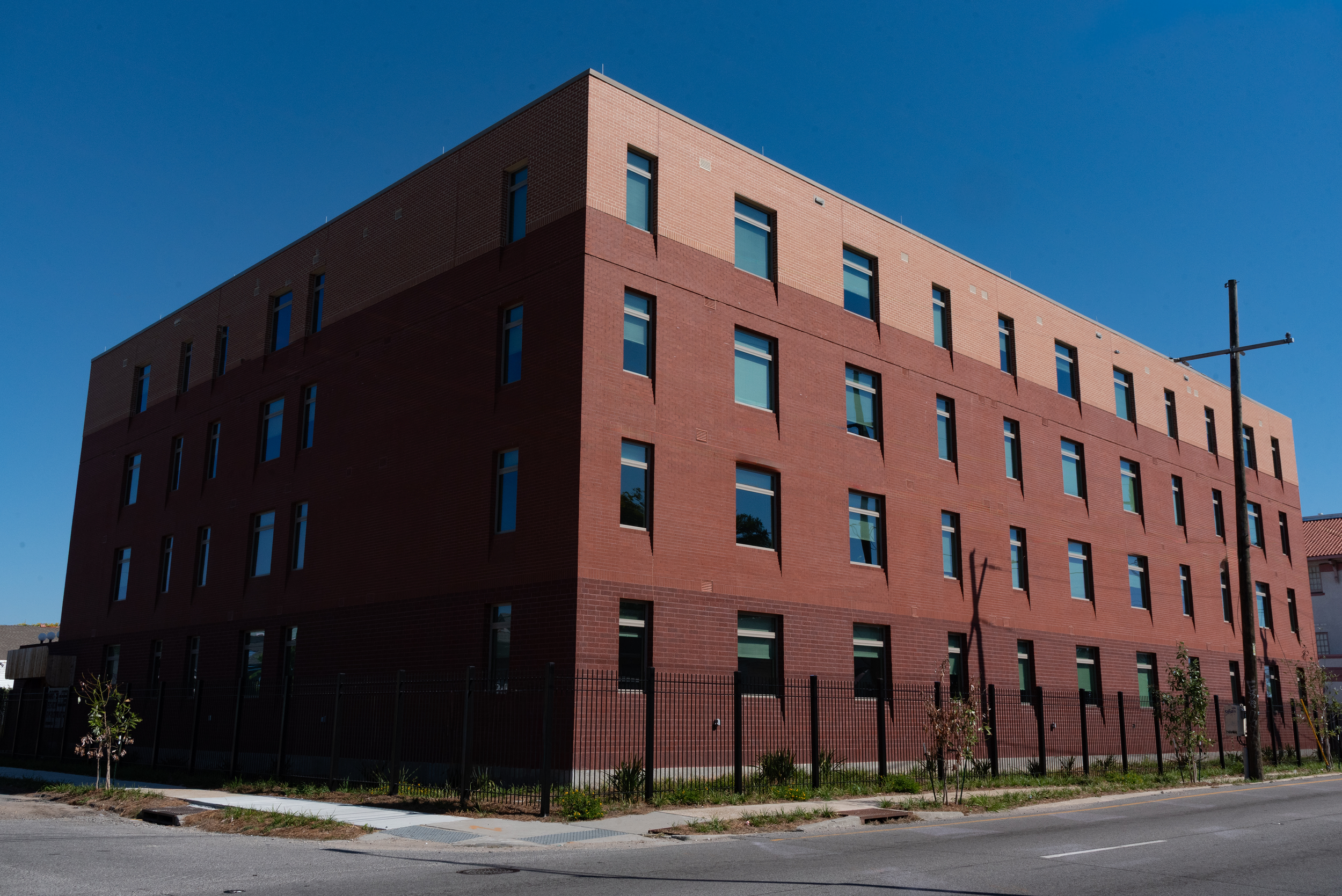 The building’s facade utilizes three distinct brick types. Depending on the vantage point from the main frontage, the interplay of light and texture creates the appearance of six unique tones.