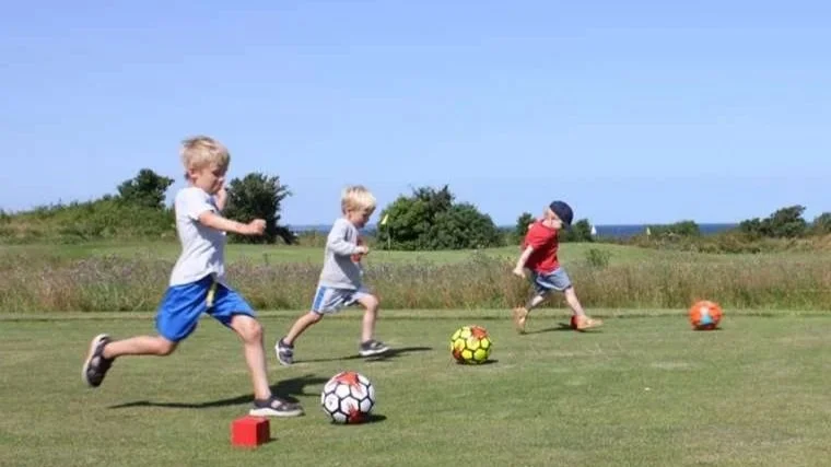 Kinder spielen mit Bällen auf dem Gelände des Ærø Golf Club auf Ærø