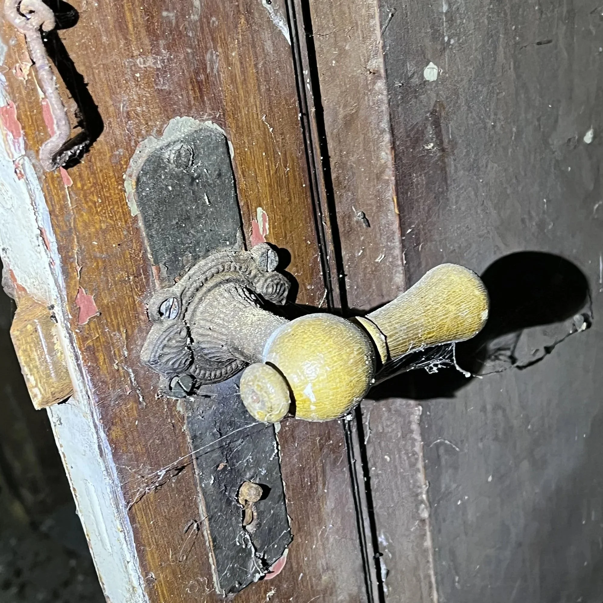 sehr aufwändige alte Türklinke an alter Holztüre, ein kleines Juwel alter Bautradition - erhaltenswert um den Charakter der Substanz zu bewahren und mit dem Verständnis von neuer Arbeit zu kombinieren.