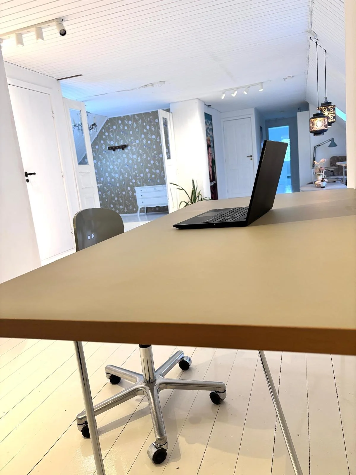 Arbeitsplatz mit Egon-Eiermann-Schreibtisch im Working Loft des Alten Pfarrhauses auf Ærø – ruhige Umgebung für Offsites kleiner Teams und konzentrierte Projektarbeit