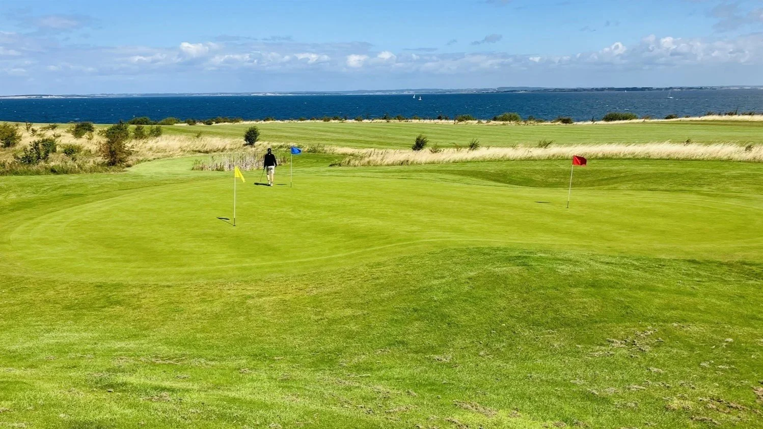 Fairway des Ærø Golf Club mit Blick auf das Meer und offene Landschaft auf Ærø