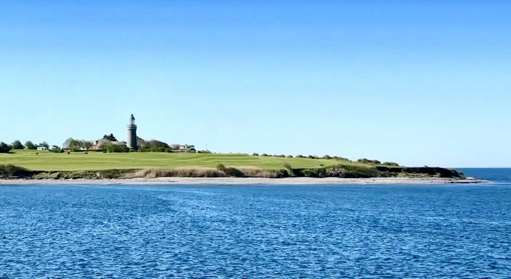 Küste auf Ærø in Dänemark mit Leuchtturm als ruhige Umgebung für konzentriertes Arbeiten und Golfen