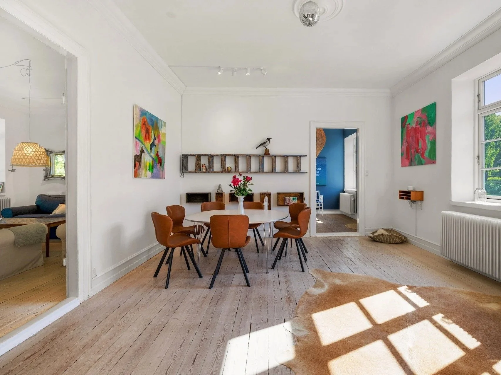 der Meetingpoint, das Esszimmer im Alten Pfarrhaus von Ærø. Ein großzügiger Raum mit hyggeliger Atmosphäre.  Holzboden, inspirierende Möbel und Einrichtung bei schönstem Sonneninsel-Wetter. Perfekt für Business Retreats und Workations.