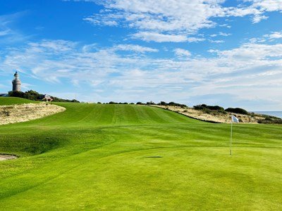 Golfgrün mit Fahne auf dem 18-Loch-Platz des Ærø Golf Club