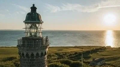 Leuchtturm auf Ærø bei Sonnenuntergang mit Blick über Küste und ruhige Ostsee, warmes Licht, weite Landschaft, klare Sichtlinie für konzentriertes Arbeiten in naturverbundener Umgebung