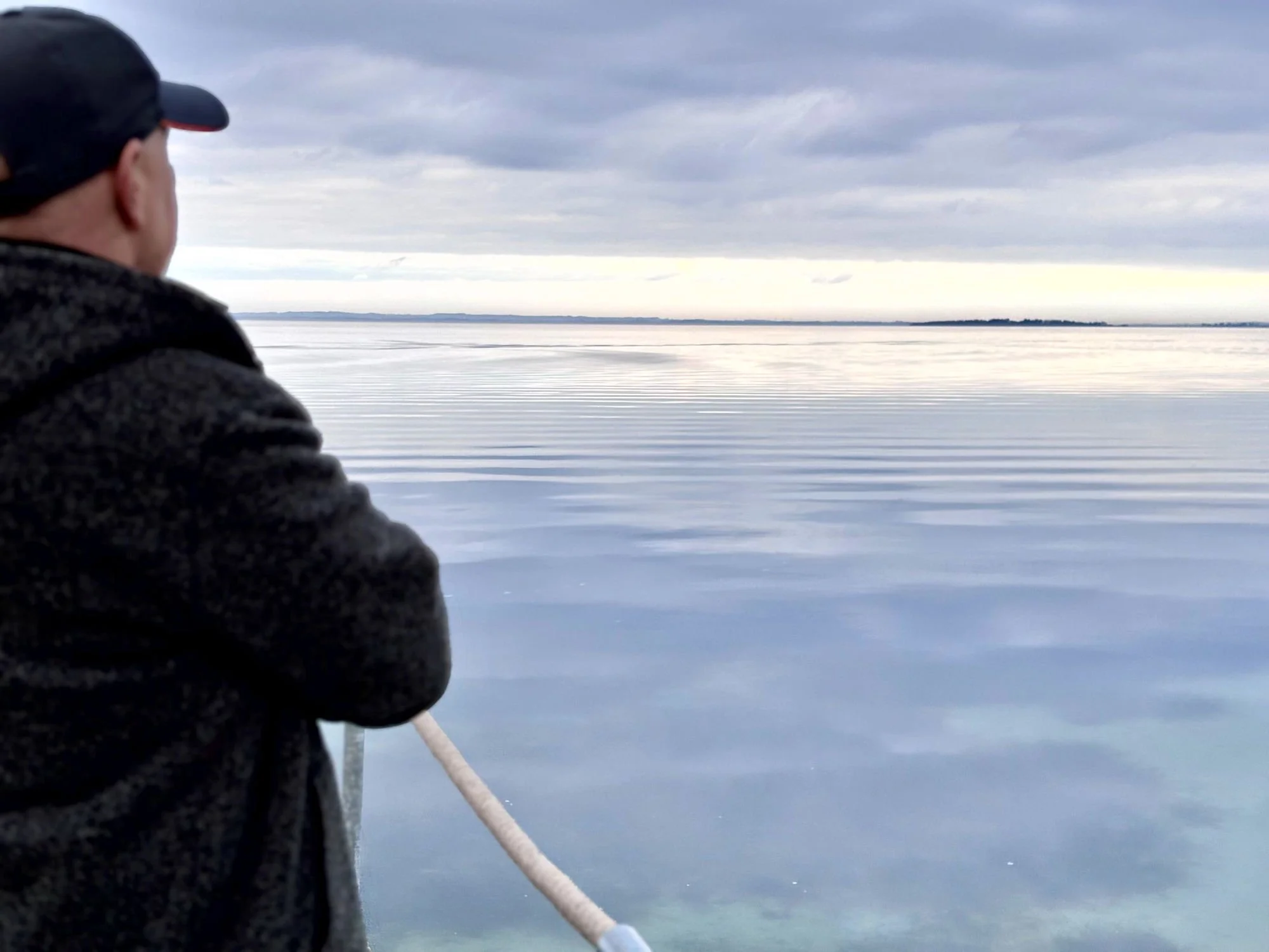 Andreas Lütke, Gründer von Ærø Retreats, schaut über das ruhige Meer, in Vorbereitung einer  Strategieklausur auf Ærø.